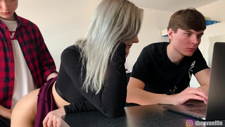 Белокурая кокетка изменила парню с русским другом в его присутствии