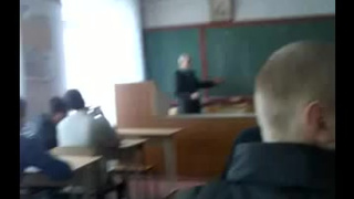 Студентка мастурбирует пенис одногруппнику прямо на паре