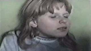 Мужичек ебёт 18-ти летнюю шлюху с широко раздвинутыми ногами