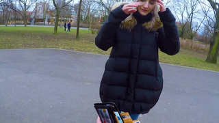 Русская студентка за деньги отсосала и надрочила стояк незнакомцу в парке