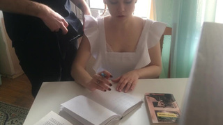 Отчим пердолит юную падчерицу, пока она выглядывает мильфу в окно