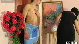 Жопастая мамашка долбится на полу  с сыночком в очко