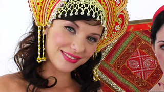 Чпокает в анал трех русских телок