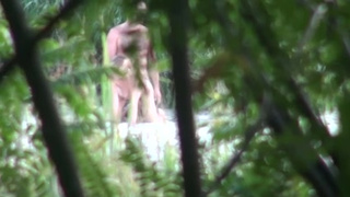 Любительское порно влюбленных летом на речке