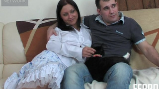 Похотливая брюнетка трахается в анус высоко задирая ножки в калготочках