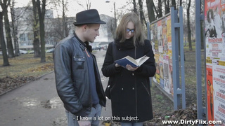 Запикапил и выебал начитанную зубрилку в уютной спальне