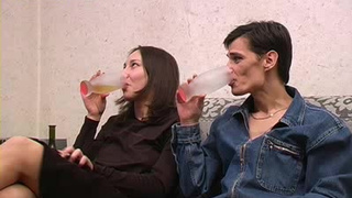 Молоденькой паренек чпокнул пьяную суку с татуировкой на спине