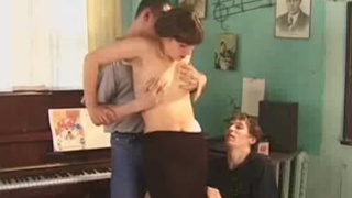 Студенты выебали русскую училку по музыке
