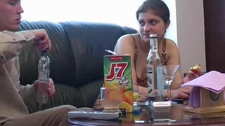 Пьяная кокетка показала пещерку парню и трахнулась с ним