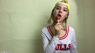 Русская студентка обсасывает хер приятеля вместе с чупа-чупсом