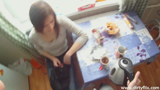 Ебет русскую сучку в домашнем порно