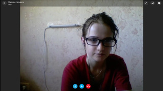 Русская малышка раздевается в скайпе