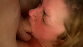 Чуваки заставляют юную стерву делать минетик