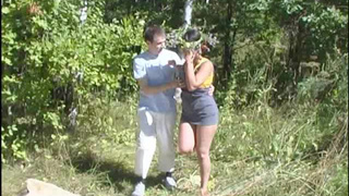 Опытная мадемуазель на природе благодарит бойфренда за свидание на природе