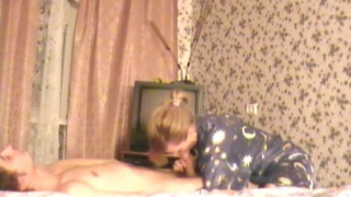 Русская супруга обсасывает муженьку болт и скачет на нем бритой киской