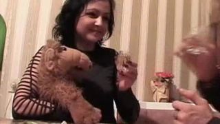 Пьяную русскую брюнетку пердолят в ванне