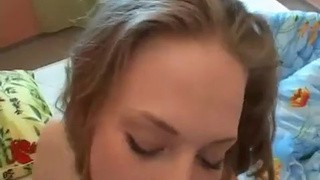 Молодые русские в постели снимают домашний секс