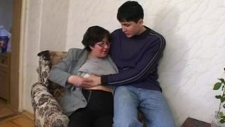 Голодный русский мужичек засадил в киску толстой старушке