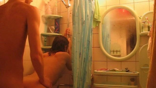 Брат долбит русскую сестру, проникнув к ней в ванную