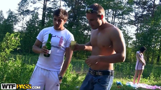 Русские студенты чпокают пьяную одногруппницу прямо на природе