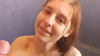 Рыжая особа любит делать глубокий минетик парню в душе и пить его теплую мочу