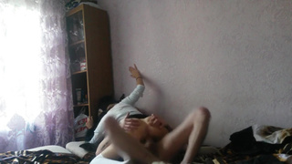 Русская брюнетка в юбке долбится верхом на веб-камеру