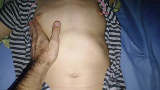 Я долго лизал вагину сучки прежде чем сунуть палец в попочку