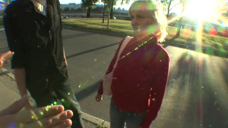 Пикаперы напоили доверчивую блондиночку и отымели двумя членами