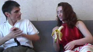 Пьяная шатенка берет в ротик длинный конец русского пацанчика