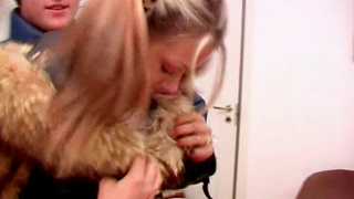 Русская школьница по принуждению делает минетик парню