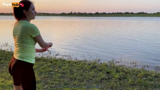 Эй, хватит подглядывать, хочешь трахнуть мамашу — заходи в баньку