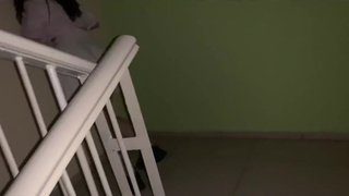 Хотела поломаться, но передумала — в подъезде так в подъезде