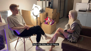 Сама говорит, что не такая и грузчикам не сосёт, а пенис уже в руке