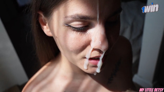 И на четвереньках встала, и отсосала глубоко — ну а я кончей залил ей лицо