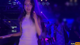 В клуб зашла, левому чуваку в жопу дала — дома так не дрючат