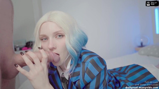 Взяла стояк в рот, завелась и развела ноги — это было бережно