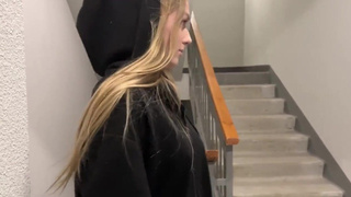 Дома родители, что делать, блять? Придётся в подъезде хуи сосать