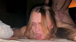 Ого, как намокла от возбуждения пилотка — ей поможет моя спермоструя