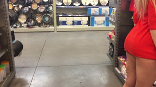 Гляньте, что делается! Рядом же люди ходят, а она киской светит