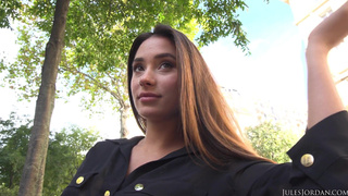 Прогулка по Парижу закончилась сексом на свидании с русской девкой Liya Silver