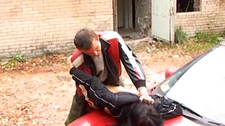 Кобель загнул брюнетку в позе раком и жестоко выебал на капоте