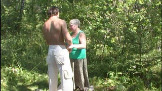 Внучок повел бабушку в лес по грибы и чпокнул ее среди кустов