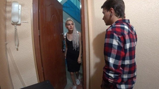 Питерская блонда обсасывает стояк и дает в анал парню своей подруги