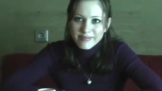 Русская ночная бабочка соглашается на горячий секс прямо в баре