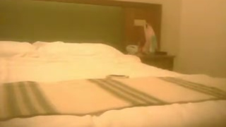 Русская пара занимается шикарным сексом на кушетке в отеле