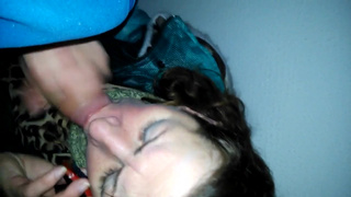 Пьяная русская женщина посасывает молодому любовнику и общается по мобильнику