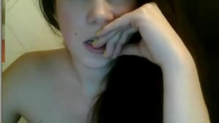 Русская цыпочка горячо шалит на вебкамеру