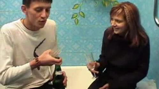 Сосед отлизал девке небритую киску