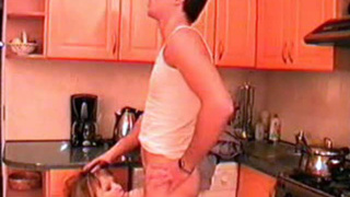 Ебарь присунул своей мамке