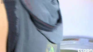 Эффектная зрелка аккуратно выебана пареньком в очко